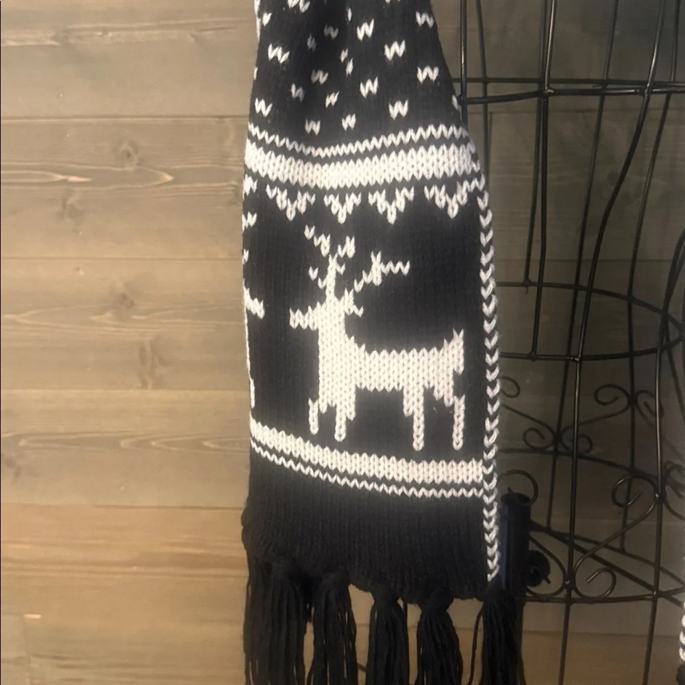 Old Navy, black and white fringe deer scarf - Picture 3 of 3